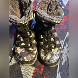 Nike Roshe One Hi Black Camo Print Sneaker Boot
Women's Size 9